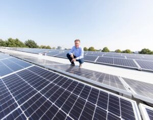 Zonnepanelen op het dak van een bedrijfspand
