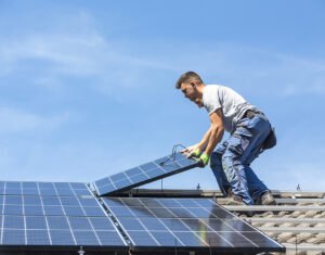 Monteur installeert zonnepanelen op een dak