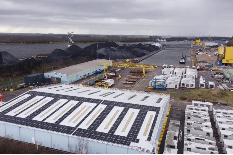 Luchtfoto van bedrijfspand De Hoop met zonnepanelen op het dak